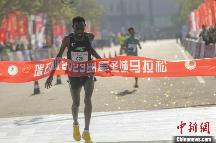 七千名长跑爱好者角逐曲阜马拉松领略孔子故里