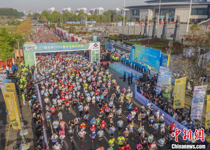 七千名长跑爱好者角逐曲阜马拉松领略孔子故里