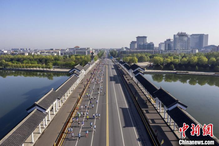 七千名长跑爱好者角逐曲阜马拉松领略孔子故里