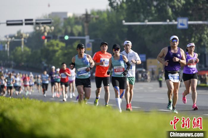 七千名长跑爱好者角逐曲阜马拉松领略孔子故里
