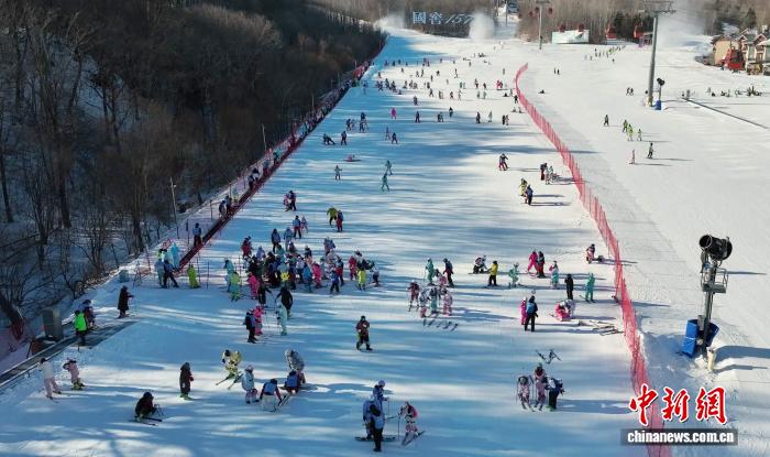 亚布力滑雪节开幕：五个月跨季冰雪盛宴全面开