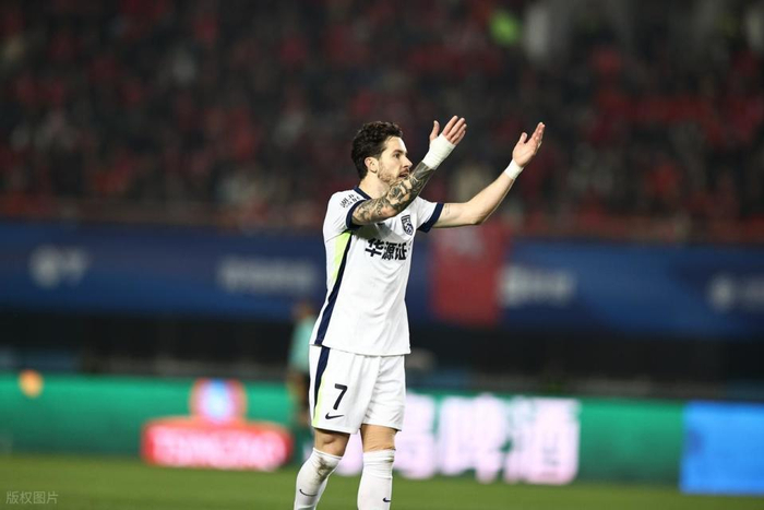 武汉三镇快速反击绝杀平局 绍尔关键进球力挽狂