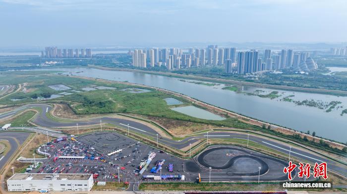 武汉国际赛道首秀 赛车嘉年华点燃中国车谷