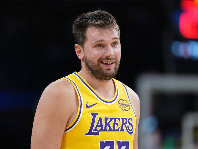 湖人五人爆发掀翻公牛 东契奇砍51+10+9率队大胜