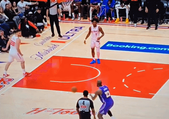 詹姆斯遭遇火箭三人包夹失误引争议判罚