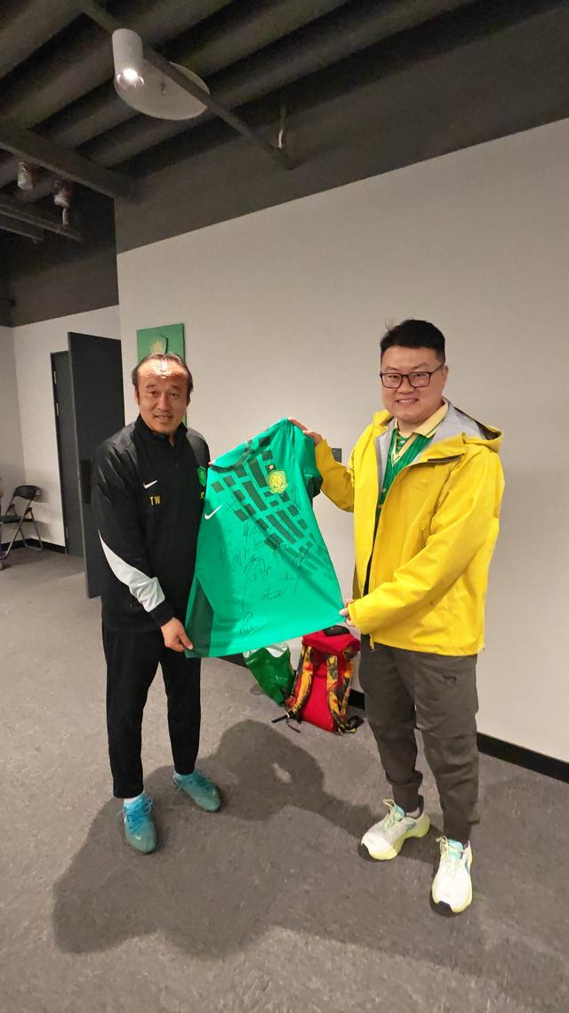 国安球迷遭球击中获赠签名球衣，俱乐部温情回