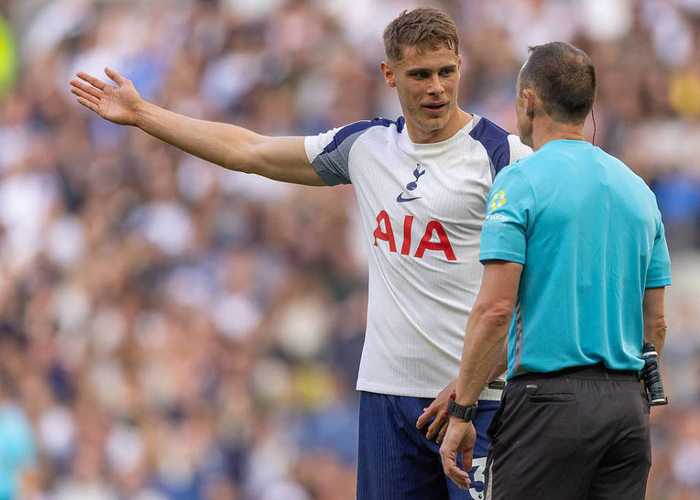 曼联夏窗瞄准范德芬补强防线 约罗海文成未来中