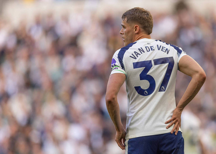 曼联夏窗瞄准范德芬补强防线 约罗海文成未来中